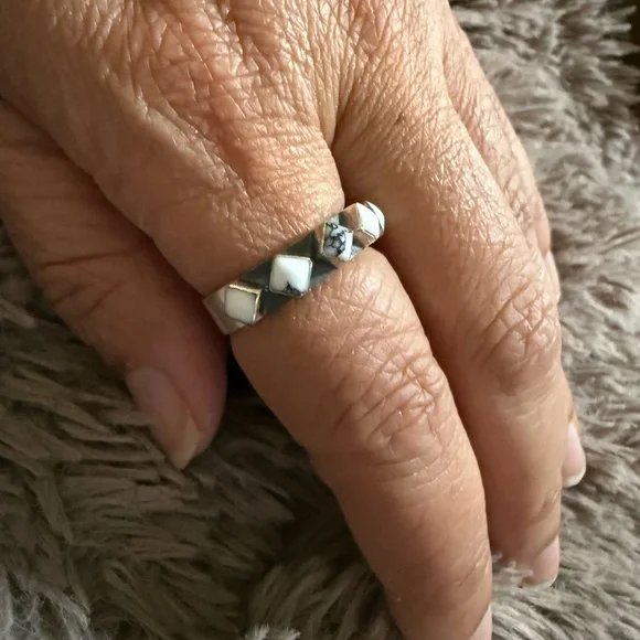 Sterling Silver band ring with white stones approx size 7-8 - Picture 1 of 11